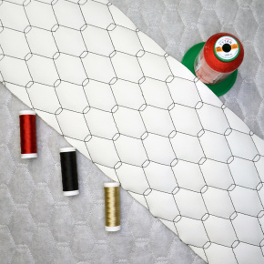 Ekoskóra GEO kolor Biały pikowana Czarną nicią 145 cm
